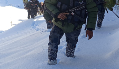 आलेख : हिउँले ढाकिएको छाङ्रूमा पहरा गर्दै सशस्त्र