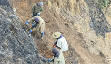 धौलागिरि आइसफल जोड्ने पदमार्ग निर्माण