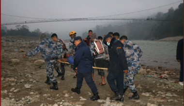 बसभित्र च्यापिएका घाइतेको पाँच घण्टापछि जीवितै उद्धार