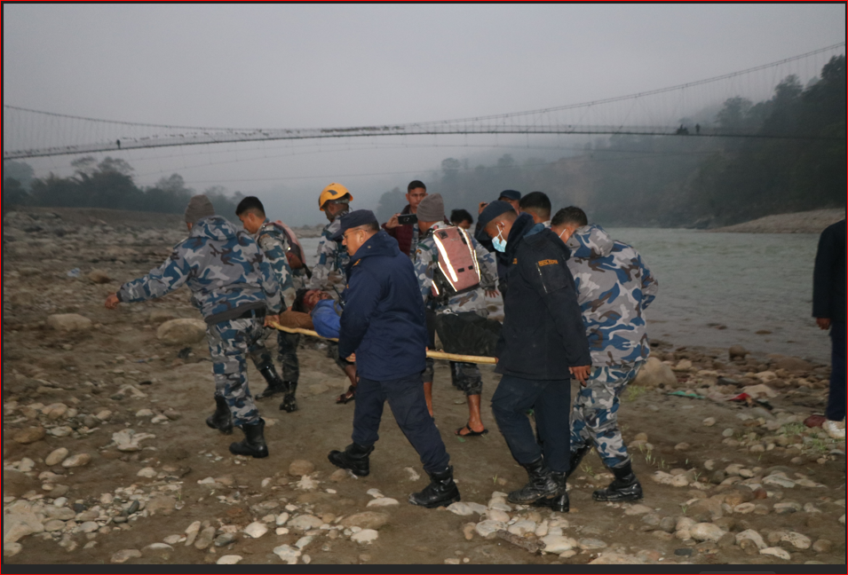 बसभित्र च्यापिएका घाइतेको पाँच घण्टापछि जीवितै उद्धार