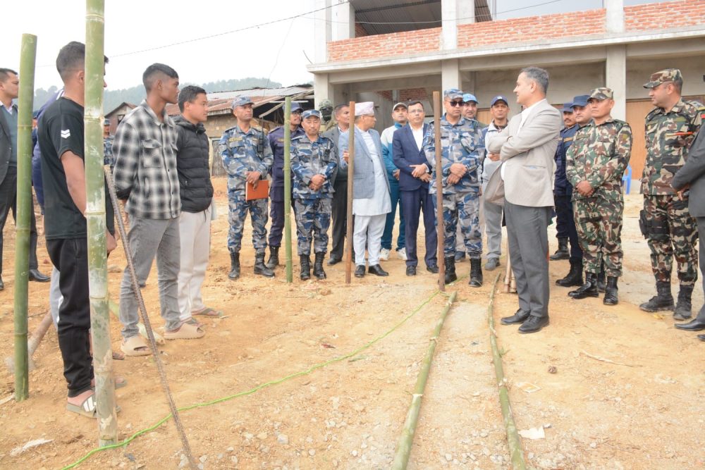 गृहमन्त्री अर्यालद्वारा उच्च अधिकारीसहित मतदान केन्द्रहरूको अनुगमन