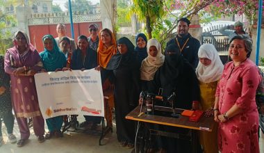 सिद्धार्थ बैंकद्वारा कासगर समुदायका महिलाहरूलाई सिलाई–कटाई मेसिन हस्तान्तरण