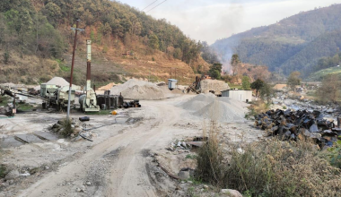 नुवाकोटमा अवैध रूपमा सञ्चालित क्रसरबाट स्थानीयवासी पीडित, विद्यालय र अस्पताल झनै समस्यामा