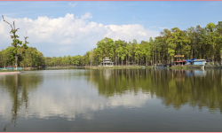 पर्यटकको रोजाइमा रास ताल