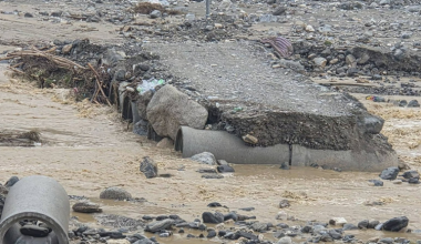 रोशी खोलामा आएको बाढीका कारण बीपी राजमार्ग पूर्ण रूपमा अवरुद्ध