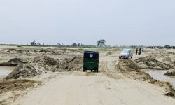 कमला नदीको अस्थायी बाँध बाढीले बगाउँदा आवतजावतमा समस्या