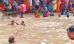 दूधमतीमा भव्य शाही स्नान, साँझ सवा लाख दीप जलाइने
