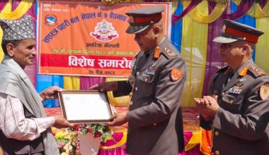 सशस्त्र प्रहरी महानिरीक्षक अर्यालद्धारा उत्कृष्ट निर्वाचन प्रहरी तथा विपद् स्वयंसेवक र विपद् सूचक सम्मान