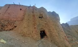 मुस्ताङको छुसाङमा राताम्मे पहाडमा गुफाभित्र गुम्बा