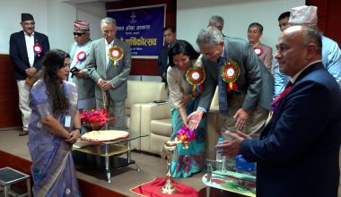 नेपाल आँखा अस्पतालले २० हजार छात्रछात्राको आँखा परीक्षण गर्दै