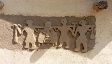 थारू भित्ते चित्रकला संकटमा : हराउँदै जनजीवनको प्रतिबिम्ब