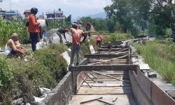 बेगनास सिँचाइ प्रणालीअन्तर्गतका शाखा नहर मर्मत गरिँदै