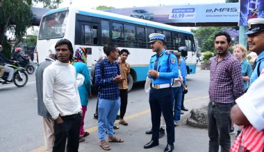 ट्राफिक प्रहरीको अभियान : अकासेपुल र जेब्राक्रसिङको प्रयोग गर्न आग्रह