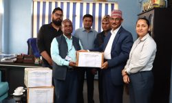 नेपाल मेडिकल कलेजद्वारा हजयात्रीलाई स्वास्थ्य सामग्री प्रदान