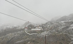 बर्खा लाग्यो, तर हिउँ पर्न छाडेन